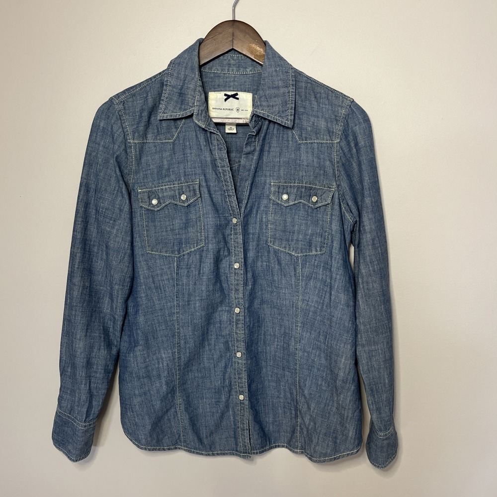 Banana Republic Chambray Denim Shirt Blouse Medium Pearl Snap Western Cowgirl